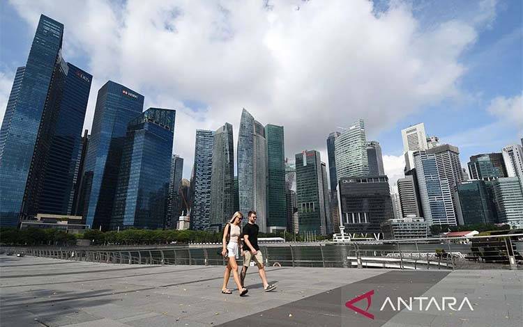Arsip - Pelancong berjalan di sekitar Marina Bay, Singapura, (14/10/2022). (ANTARA/Xinhua/Then Chih Wey)