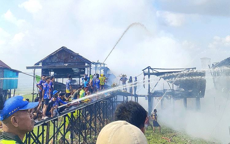 Tiga Rumah Ludes, Satu Rusak Berat, Delapan KK Kehilangan Tempat Tinggal Akibat Kebakaran di Daha Selatan