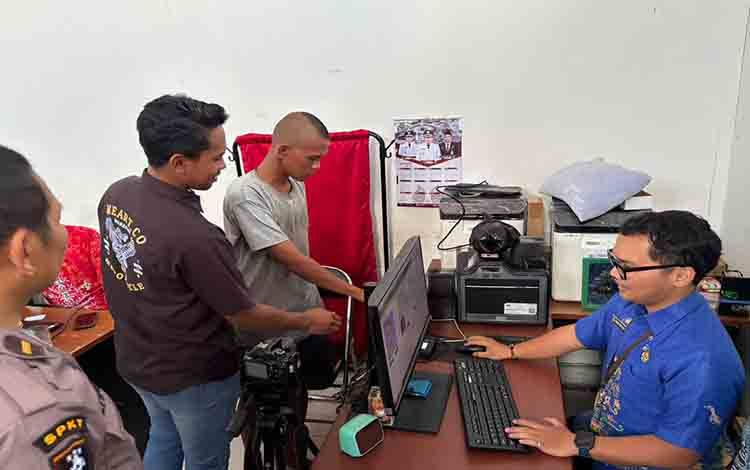 Sempat Resahkan Warga, Pria Diduga Pembakar Bengkel di Kapuas Akhirnya Ditangani Dinsos dan Dievakuasi