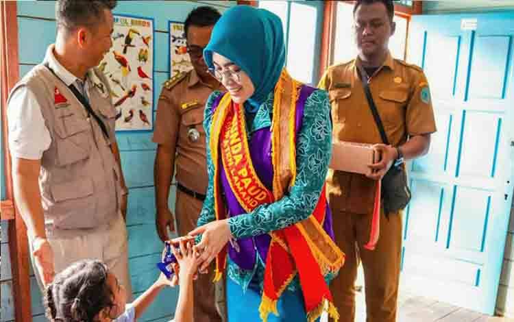 Pakan Natura dan APE Disalurkan di Delang, Ketua Tim Pembina Posyandu Lamandau Perkuat Upaya Cegah Stunting