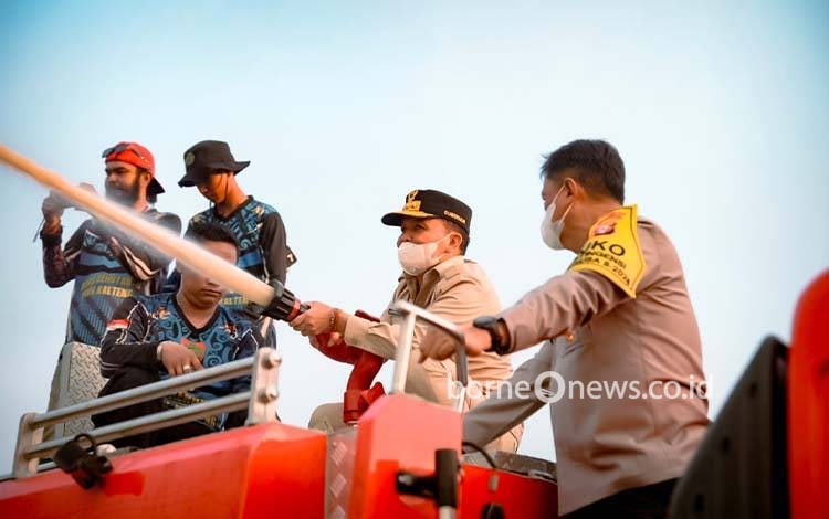 Gubernur Kalteng Turun Langsung Padamkan Karhutla di Tumbang Nusa