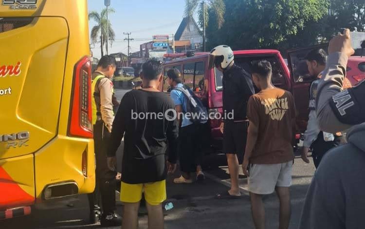 Pria Asal Singkawang Tak Sadarkan Diri di A. Yani Banjarmasin Diduga Terlibat Laka dengan Bus Antre BBM