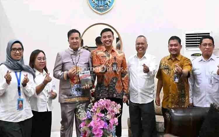 Bupati Lamandau Rizky Aditya Putra bersama Kepala Perwakilan Kemendukbangga/BKKBN Provinsi Kalimantan Tengah beserta jajaran berfoto bersama usai membahas penguatan Program Bangga Kencana Baru-baru ini (FOTO : ISTIMEWA)