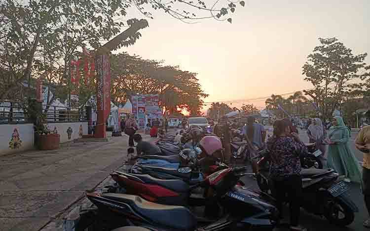 Kawasan parkir Expo Kapuas 2026 di kawasan Stadion Panunjung Tarung, Kuala Kapuas, Jumat, 31 Juli 2026. (FOTO: Yanur)