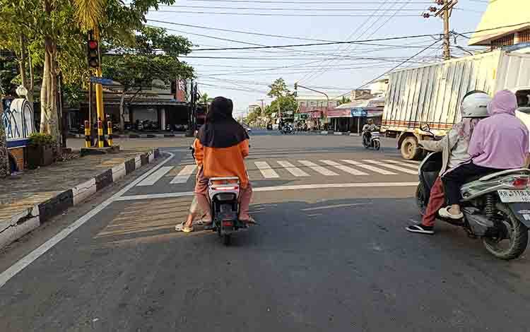 Pengguna Sepeda Listrik Tanpa Helm Kian Marak di Kuala Kapuas, Penegakan Aturan Jadi Tanda Tanya