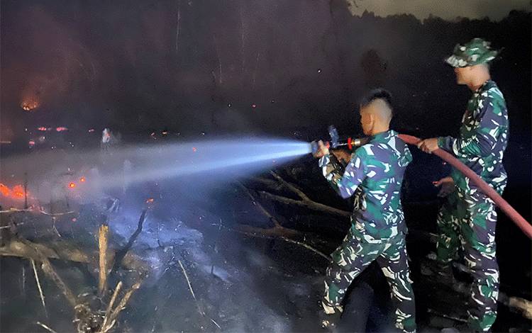 Yonif TP 924/Uria Mapas Perkuat Upaya Pemadaman Karhutla di Desa Sumur