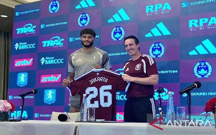 Pelatih Aston Villa Unai Emery (kanan) dan pemain Tyrone Mings berpose dalam sesi jumpa pers pra-pertandingan melawan Indonesia All Stars di Jakarta, Jumat (31/6/2026). Laga dalam rangkaian tur pramusim Aston Villa ini akan digelar di tempat yang sama pada Sabtu (1/8/2026) malam. (ANTARA/Zaro Ezza Syachniar)
