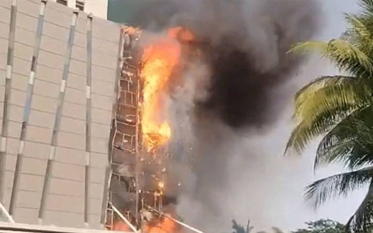 Tangkapan layar - Kebakaran Hotel Pullman di Jalan Letjen S. Parman, Kelurahan Tanjung Duren Selatan, Kecamatan Grogol Petamburan, Jakarta Barat, Sabtu (1/8/2026) pagi. ANTARA/Risky Syukur