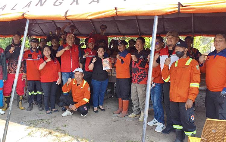 DPC PDIP Palangka Raya Serahkan Bantuan Dukung Personel dan Relawan Penanganan Karhutla