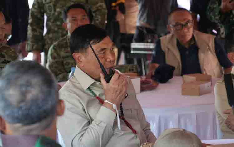 Menko Polkam Djamari Chaniago saat meninjau posko penanganan Karhutla di Kabupaten Pulau Pisau, Kalteng, seperti dikutip siaran pers resmi Kemenko Polkam, Jumat (31/7/2026) (ANTARA/Ho-Humas Menko Polkam)