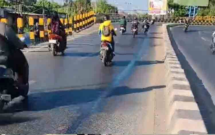 Sejumlah Pengendara Terjatuh di Tikungan Jembatan Handil Bhakti, Diduga Dipicu Tumpahan Oli