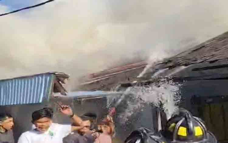 Kebakaran Melanda Permukiman Padat di Gang Sepakat Sutoyo S Banjarmasin