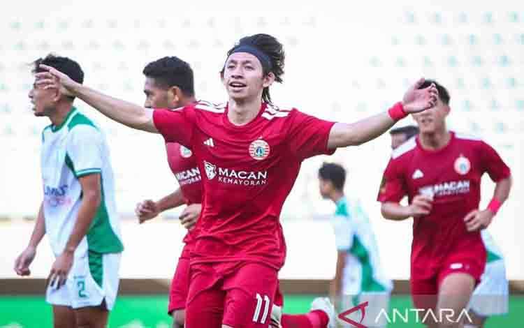 Pesepak bola Persija Jakarta Arlyansyah Abdulmanan berselebrasi usai mencetak gol ke gawang PSMS Medan pada pertandingan Grup B Piala Presiden 2026 di Stadion Gelora Bung Tomo, Surabaya, Jawa Timur, Sabtu (1/8/2026). ANTARA/Rizal Hanafi