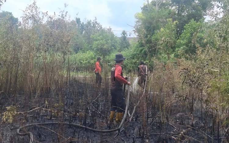 TRC BPBD Palangka Raya saat melakukan pemadaman karhutla di Jalan Depung III. (Foto : IST)