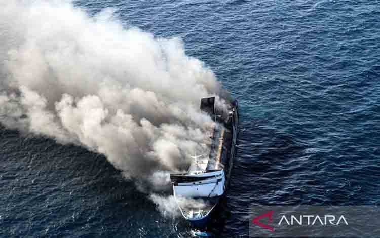 KMP Mutiara Sentosa 2 Terbakar, Lima Orang Meninggal