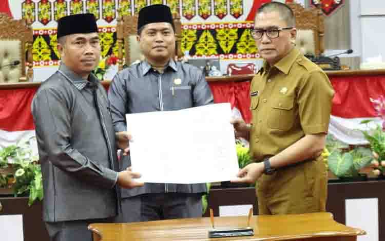 Sekertaris Daerah Pulang Pisau Tony Harisinta bersama Ketua DPRD Pulang Pisau Tandean Indra Bella usai penandatanganan Berita acara penyampaian jawaban eksekutif atas pandangan umum fraksi-fraksi DPRD terhadap Rancangan Peraturan Daerah tentang Perubahan atas Peraturan Daerah Nomor 1 Tahun 2020 tentang Pedoman Pengelolaan Barang Milik Daerah, Senin, 3 Agustus 2026. ( FOTO : RETHA)?