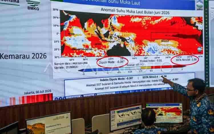 Ilustrasi: Petugas memantau perkembangan analisis anomali suhu muka laut melalui layar monitor di Kantor Pusat Badan Meteorologi, Klimatologi, dan Geofisika (BMKG), Jakarta, Kamis (30/7/2026). ANTARA FOTO/Darryl Ramadhan/agr