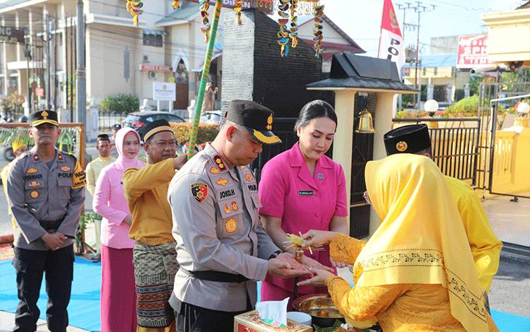 Kedatangan Kapolres Kobar yang Baru Disambut Potong Pantan dan Tampung Tawar