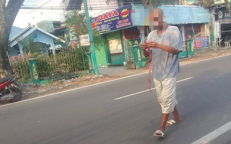 Sempat Diklaim Ditangani, Pria Diduga ODGJ Pembakar Halaman Bengkel Kembali Berkeliaran di Kuala Kapuas