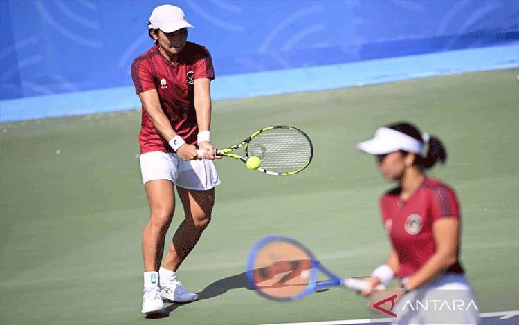 Petenis ganda putri Indonesia Janice Tjen (kiri) dan Aldila Sutjiadi (kanan) mengembalikan bola ke arah petenis Thailand Peangtarn Plipuech dan Mananchaya Sawangkaew pada final tenis ganda putri SEA Games 2025 di National Tennis Development Center, Pak Kret, Nothanburi, Bangkok, Thailand, Jumat (19/12/2025). Aldila dan Janice berhasil meraih medali emas setelah mengalahkan petenis Thailand Peangtarn Plipuech dan Mananchaya Sawangkaew dengan skor 2-0 (6-2, 6-1). ANTARA FOTO/Nova Wahyudi/YU