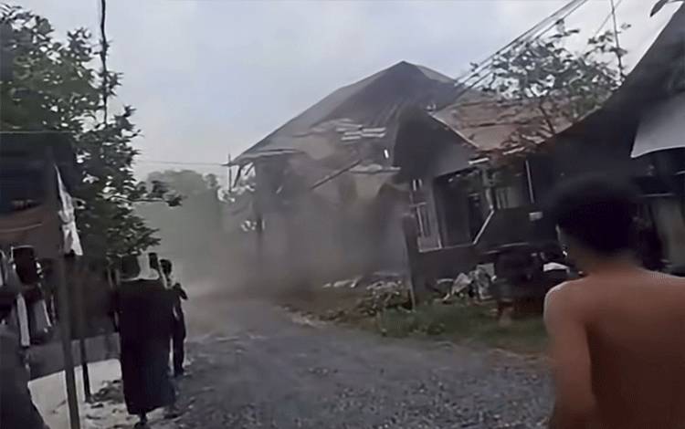 Rumah Kosong Dua Lantai di Gambut Ambruk, Sempat Terekam dan Viral