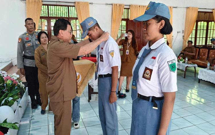 Penyematan tanda peserta secara simbolis kepada perwakilan calon paskibraka oleh Asisten III Setda Barito Timur, Edius Uhing, Senin, 3 Agustus 2026. (FOTO: MMC)