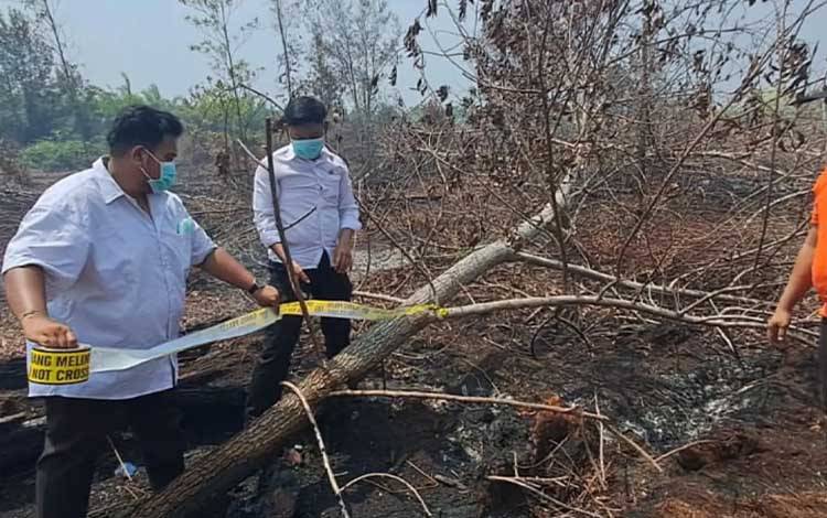Satgas 4 Lidik Sidik bersama Unit Inafis Satreskrim Polresta Palangka Raya saat melakukan olah TKP Karhutla di Jalan Hiu Putih Palangka Raya,?Selasa, 4 Agustus 2026. (Foto : IST)