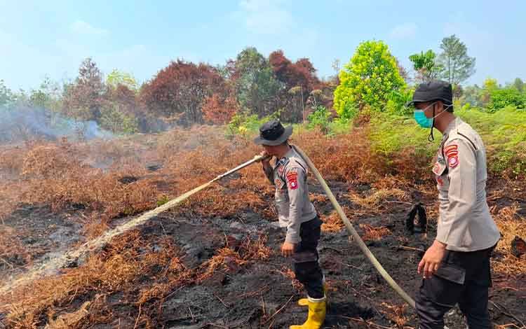 Satgas Aman Nusa melakukan pendinginan lahan terbakar di Kelurahan Kameloh Baru, Kota Palangka Raya. (FOTO: IST)