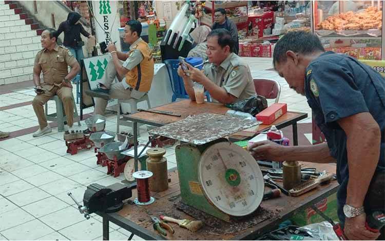 DKUPP Kotim Lakukan Uji Tera Timbangan Pedagang Pasar