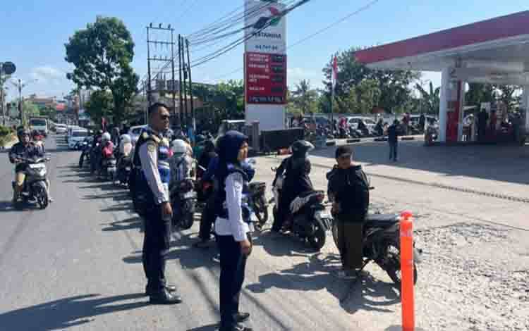 Pemkab Kobar Turunkan Dishub dan Satpol PP Atasi Antrean SPBU