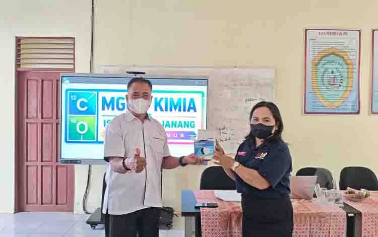 SMAN 1 Paku Bagikan Masker Gratis Antisipasi Dampak Kabut Asap