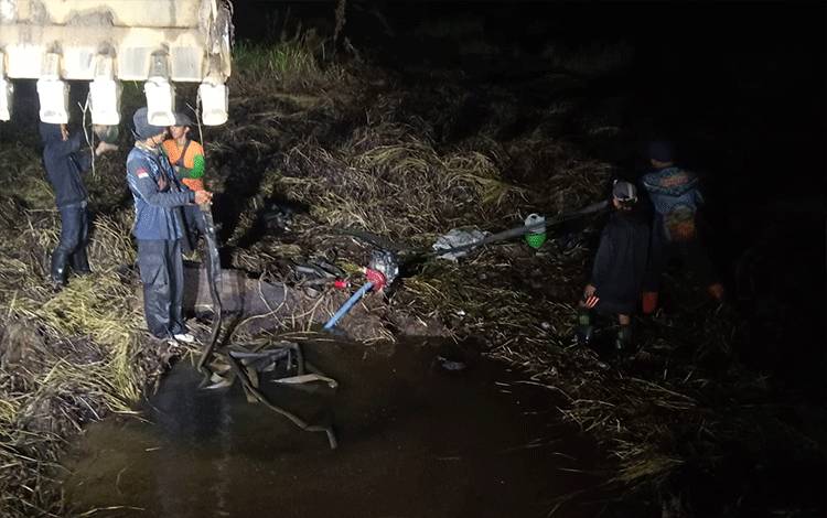 Tim gabungan Dishut Kalteng saat berjuang memadamkan karhutla hingga malam di daerah Katingan. (Foto : IST)