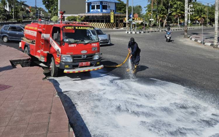 Jatuhkan 2 Pengendara, Damkar Kobar Bersihkan Tumpahan Minyak di Jalan