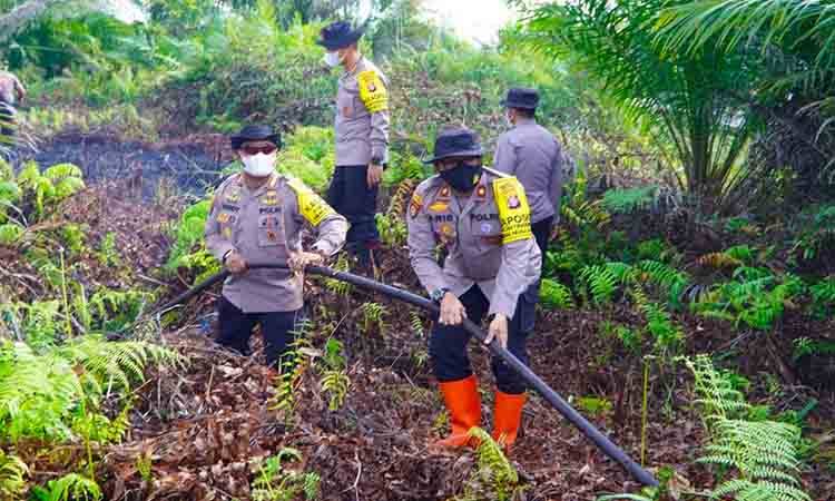 Dirsamapta Polda Kalteng Turun Langsung Pantau Penanganan Karhutla Jalan Hiu Putih