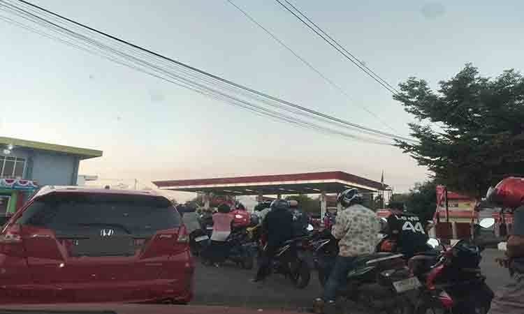 Antrean BBM di SPBU Jalan G Obos, Palangka Raya pada Selasa petang, 4 Agustus 2026.(FOTO: TESTI PRISCILLA)