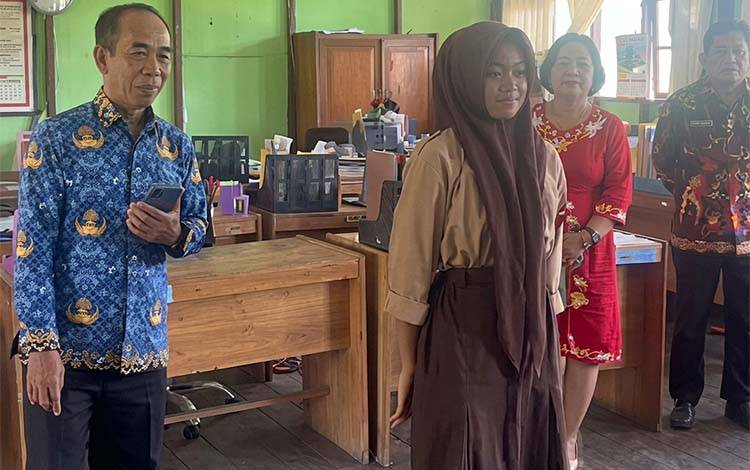 Kadisdik Kalteng Pastikan Nor Anisa Tetap Sekolah, Tegaskan Tak Ada Anak Putus Pendidikan