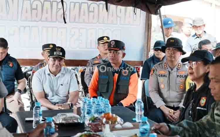 Kepala Pelaksana BPB-PK Provinsi Kalimantan Tengah, Ahmad Toyib bersama jajaran Forkopimda di posko siaga karhutla (FOTO: BPBPK)