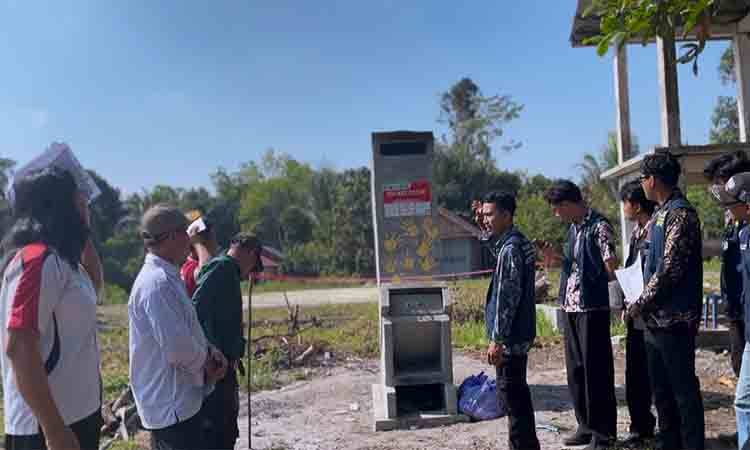 Mahasiswa KKN-T Literasi Periode I UPR Kelompok 19 menghadirkan inovasi Rocket Stove atau insinerator minim asap di Desa Gumpa, Kecamatan Dusun Timur, Kabupaten Barito Timur.(FOTO: Istimewa)
