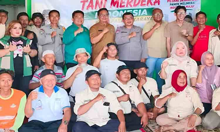 Kepala Distanketpang Palangka Raya Sugianto saat berfoto bersama pada giat Rembug Tani Merdeka (Foto : IST)