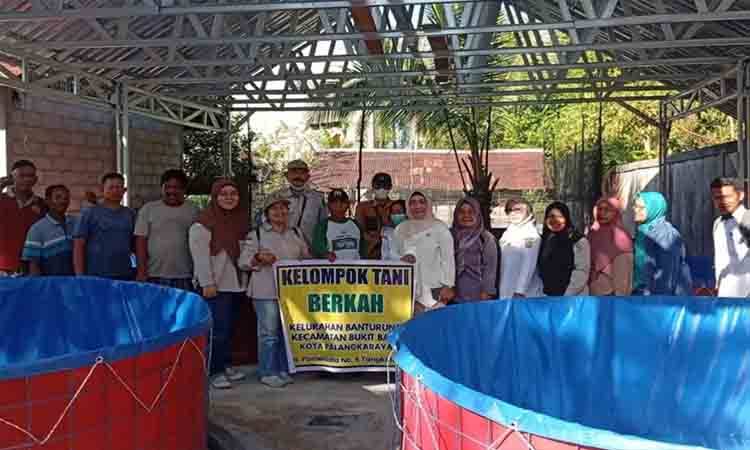 Dinas Perikanan Palangka Raya Serahkan Bantuan Infrastruktur Budidaya Perikanan ke Kelompok Tani Banturung