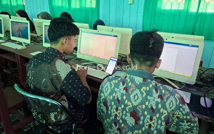 PLTS Bantuan Gubernur Jaga Pelatihan Komputer di SMAN 2 Laung Tuhup Tetap Berjalan