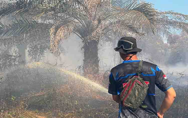 Tim Dalkarhutla Dishut Kalteng saat melakukan pemadaman karhutla di Desa Talingke Kabupaten Katingan. (FOTO: IST)