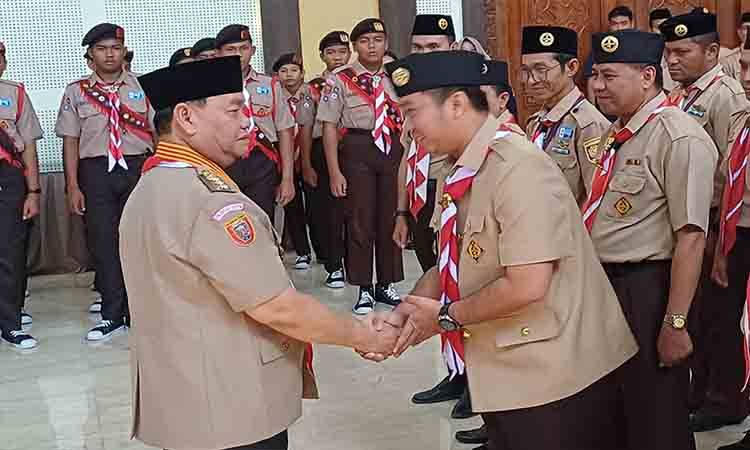 Bupati Kotawaringin Timur Halikinnor setelah melantik Ketua Kwarcab Gerakan Pramuka Kotim Angga Aditya Nugraha. (FOTO: DEWIP)