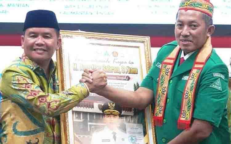 Gubernur Kalimantan Tengah H. Agustiar Sabran menerima cenderamata usai Pelantikan Pengurus Wilayah dan Pengurus Cabang GP Ansor Provinsi Kalimantan Tengah Masa Khidmat (FOTO:FJR)