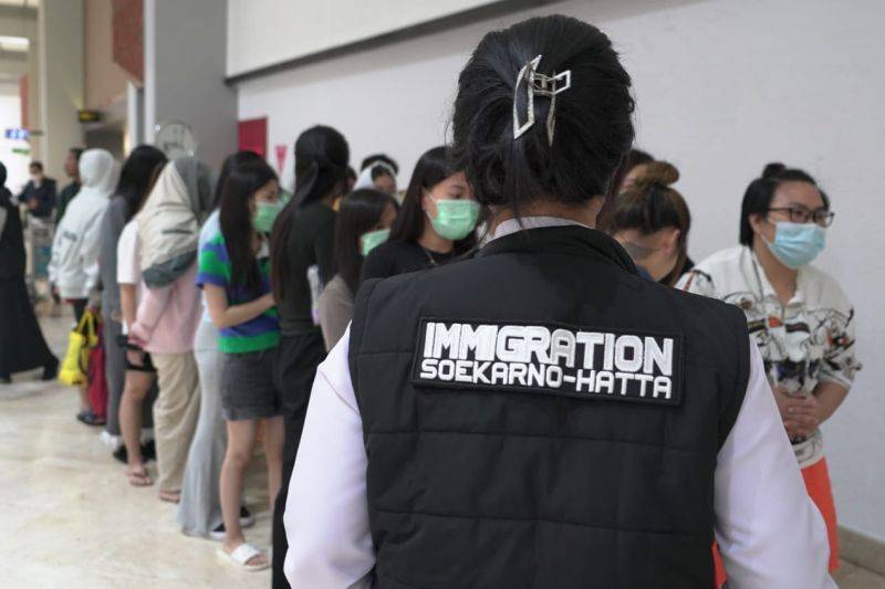 Imigrasi Deportasi 25 WN Vietnam Terlibat Penipuan Investasi Online