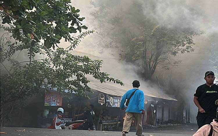 Kebakaran Melanda Pasar Teluk Dalam Banjarmasin, Belasan Kios Hangus Terbakar