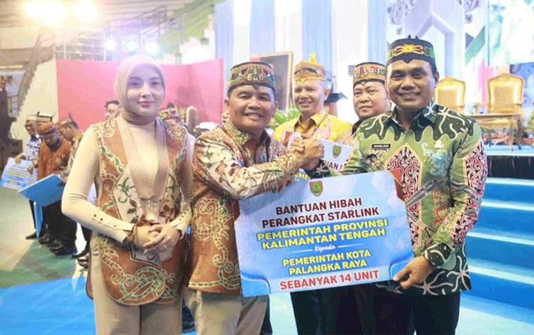 Gubernur Kalteng Salurkan Hibah Starlink ke 14 Kabupaten Kota