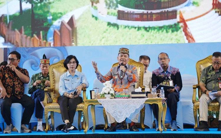 Gubernur Kalimantan Tengah Agustiar Sabran menyampaikan arahan pada Rapat Koordinasi Penyelenggaraan Pemerintahan Desa dan Kelurahan (FOTO: AG)