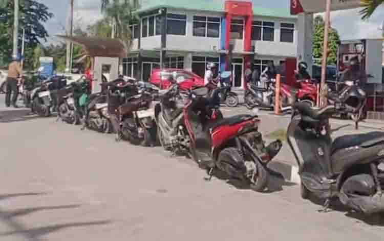 Antrean Pertalite dan Pertamax di Kobar Tak Kunjung Terurai, Warga Soroti Dugaan Pelangsir