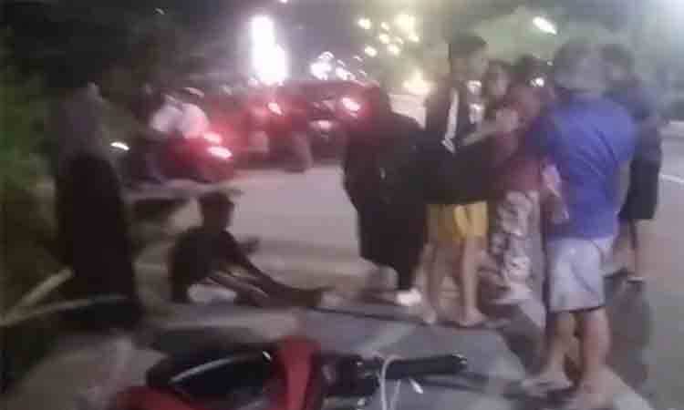 Motor dan Mobil Terlibat Kecelakaan di Depan Hotel Fovere Kuala Kapuas, Pengendara Dilarikan ke RSUD